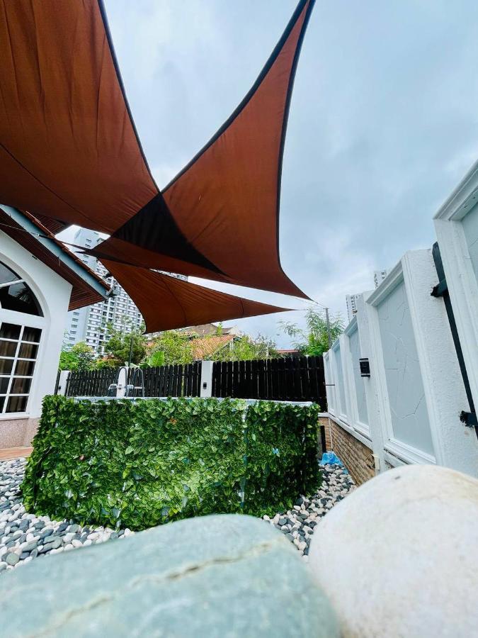 Trendy Family Getaway By Stayco - Mini-Pool, Outdoor Cinema, Air Loft, Ps4, Ktv - Just 2 Mins To Beach! Batu Feringgi Luaran gambar