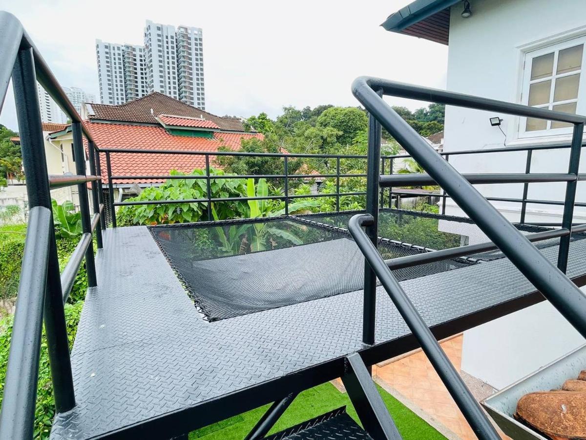 Trendy Family Getaway By Stayco - Mini-Pool, Outdoor Cinema, Air Loft, Ps4, Ktv - Just 2 Mins To Beach! Batu Feringgi Luaran gambar